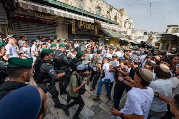עימותים בין משתתפי מצעד הדגלים לכוחות מג״ב במזרח ירושלים (צילום: חיים גולדברג/ פלאש90)