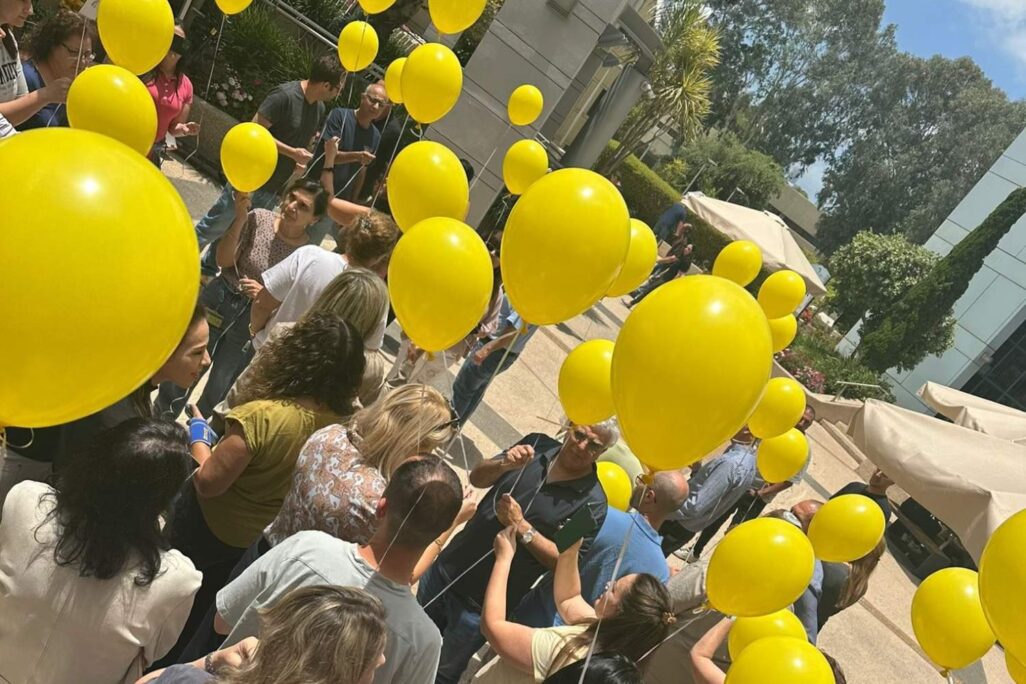 עובדי תנובה מפריחים בלונים צהובים לציון 600 ימים בהם החטופים בשבי חמאס (צילום: תנובה) עובדי תנובה מפריחים בלונים צהובים לציון 600 ימים בהם החטופים בשבי חמאס (צילום: תנובה)