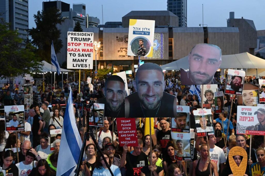 מפגינים למען שחרור החטופים בכיכר החטופים בתל אביב (צילום: פאולינה פטימר)