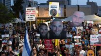 מפגינים למען שחרור החטופים בכיכר החטופים בתל אביב (צילום: פאולינה פטימר)