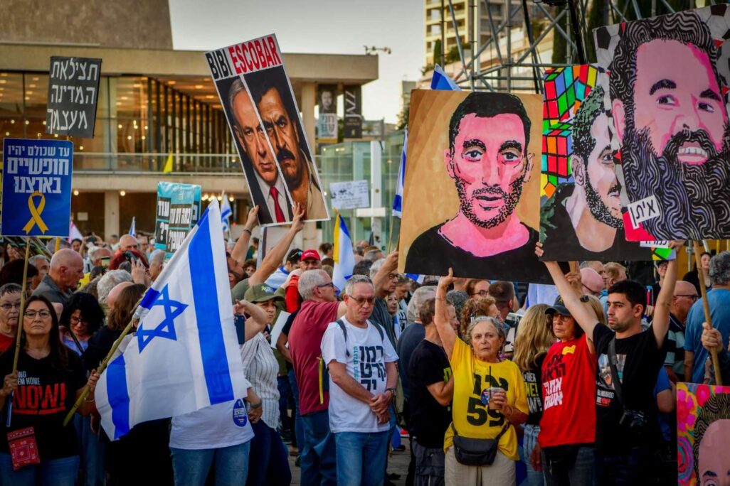 מפגינים בכיכר החטופים בתל אביב (צילום: אבשלום ששוני/ פלאש90) מפגינים בכיכר החטופים בתל אביב (צילום: אבשלום ששוני/ פלאש90)