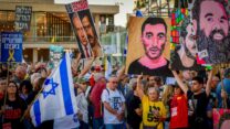 מפגינים בכיכר החטופים בתל אביב (צילום: אבשלום ששוני/ פלאש90)