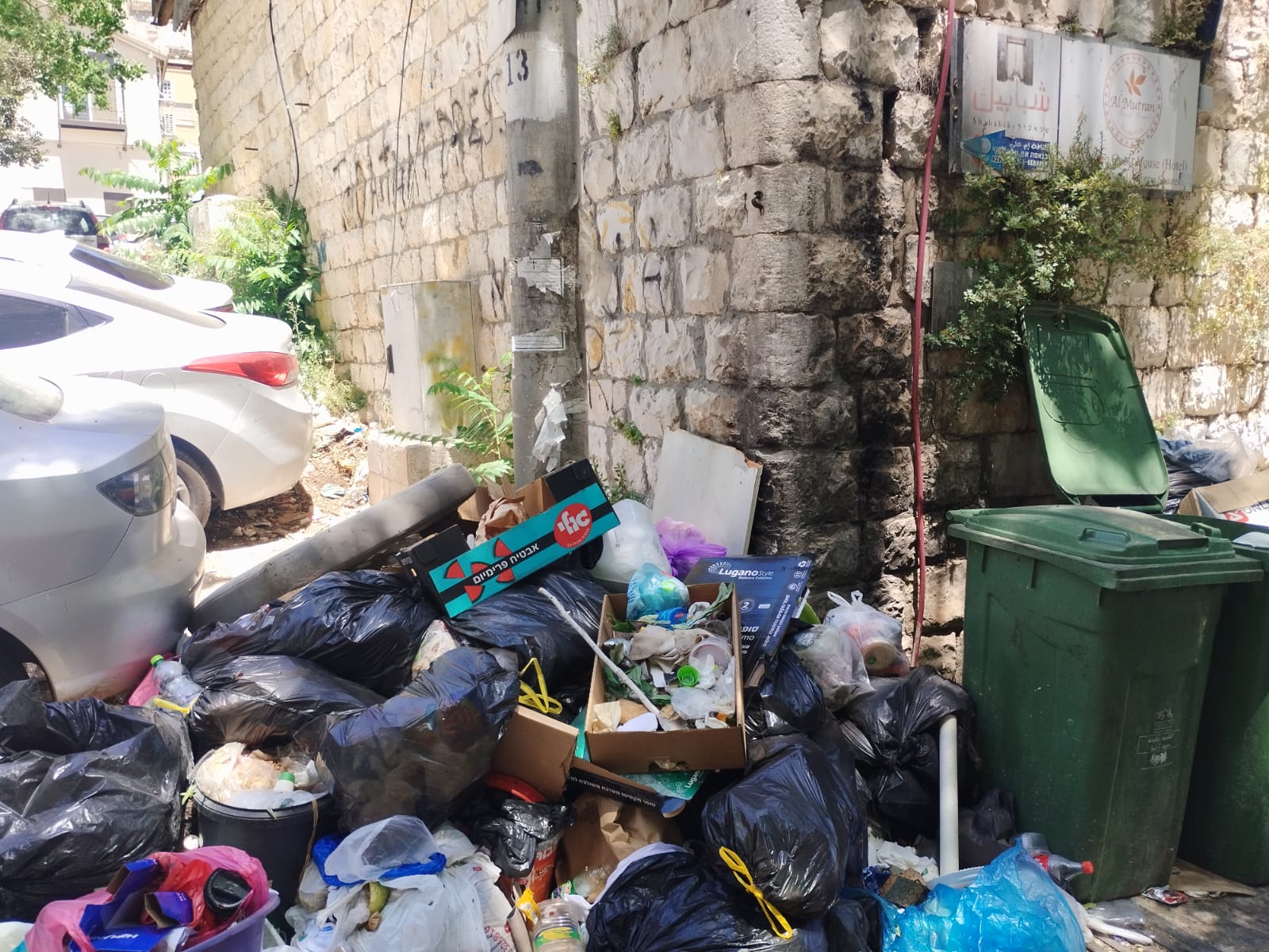 ערימת אשפה בדרך הצליינים בנצרת. סימני שריפת אשפה על הקירות (צילום: יניב שרון)