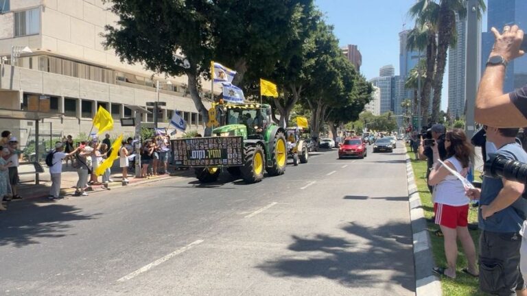 הטרקטורים מגיעים לכיכר החטופים (צילום: צפנת מור)