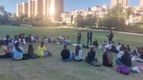 המפגש בין בני הנוער לקרובי החטופים בגן סאקר בירושלים (צילום: מיכל מרנץ)