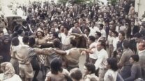 חגיגות כ"ט בנובמבר 1947 בחצר בנייני המוסדות הלאומיים (צילום: הנס חיים פין. 	אוסף התצלומים, הספרייה הלאומית, האוסף הלאומי לתצלומים על שם משפחת פריצקר, הספרייה הלאומית. עיבוד תמונה: דבר)