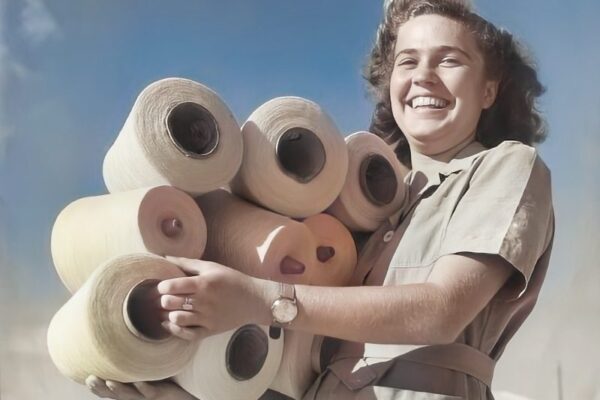 עובדת עברית (צילום: זולטן קלוגר. נדב מן, ביתמונה. מאוסף יצחק שדה. מקור האוסף: יורם שדה. האוסף הלאומי לתצלומים על שם משפחת פריצקר, הספרייה הלאומית, עיבוד דבר)