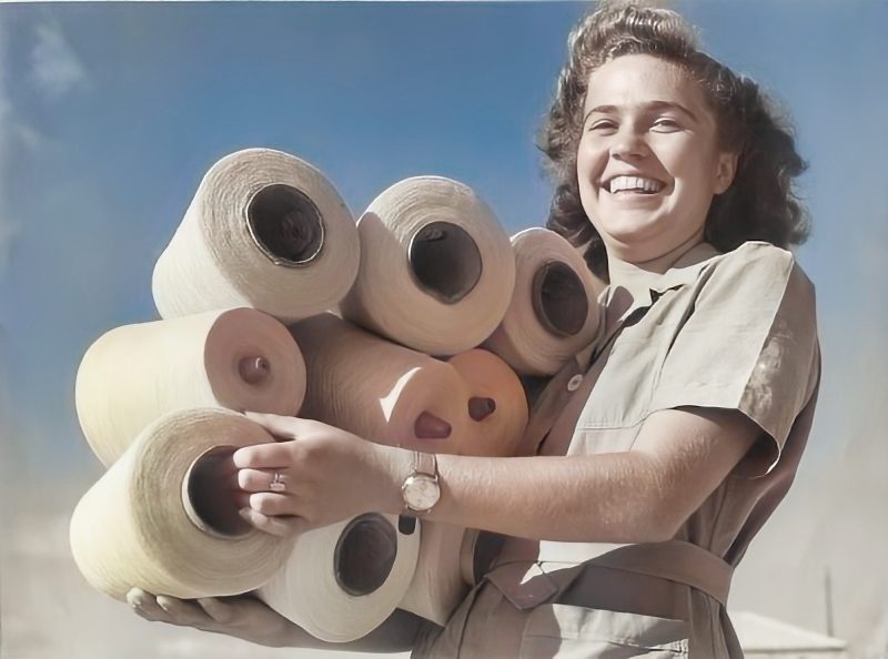 עובדת עברית (צילום: זולטן קלוגר. נדב מן, ביתמונה. מאוסף יצחק שדה. מקור האוסף: יורם שדה. האוסף הלאומי לתצלומים על שם משפחת פריצקר, הספרייה הלאומית, עיבוד דבר) עובדת עברית (צילום: זולטן קלוגר. נדב מן, ביתמונה. מאוסף יצחק שדה. מקור האוסף: יורם שדה. האוסף הלאומי לתצלומים על שם משפחת פריצקר, הספרייה הלאומית, עיבוד דבר)