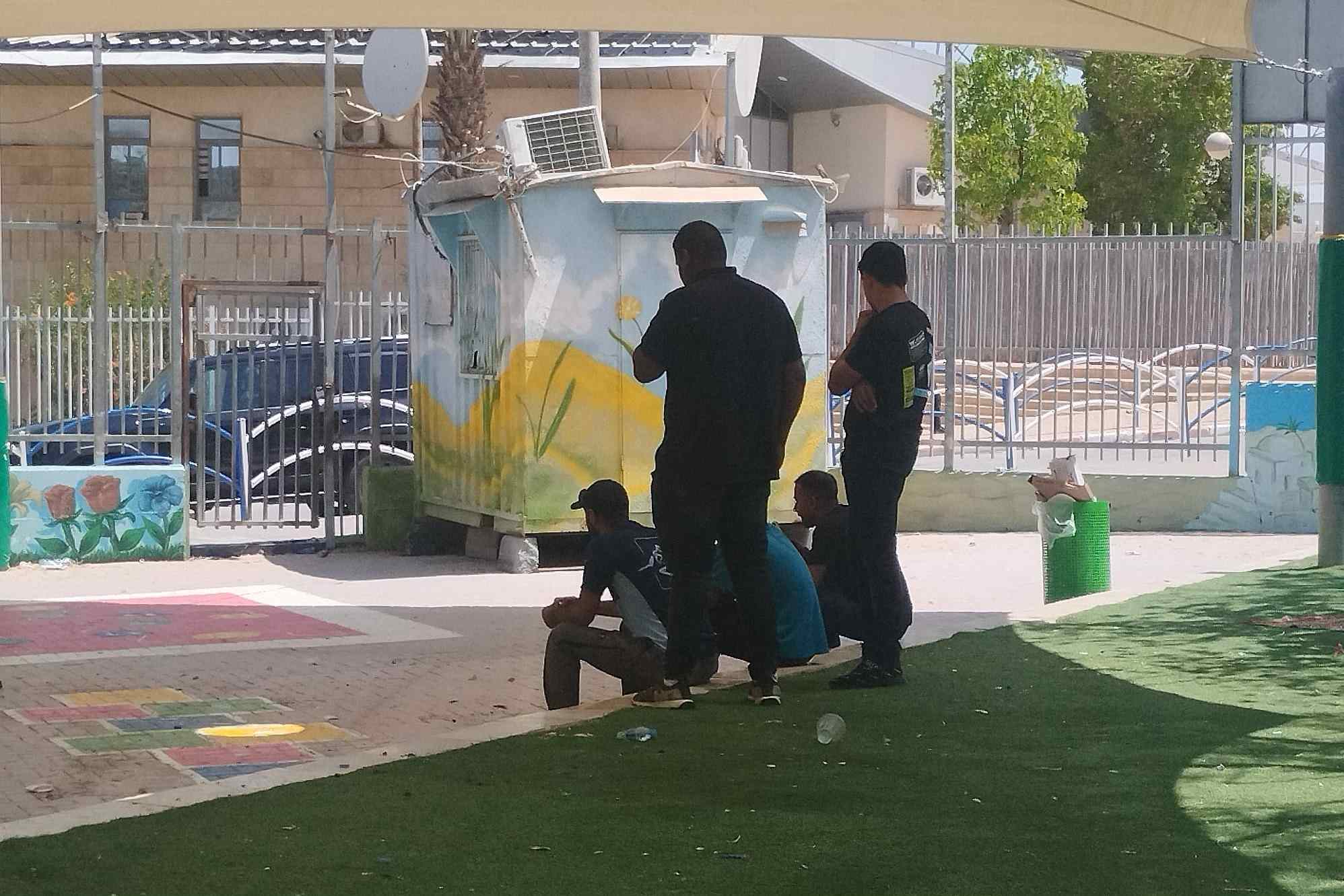 נערים מא-סר בחצר בית הספר 'אלמוסתקבל' שבקיבוץ שגב שלום (צילום: יניב שרון)
