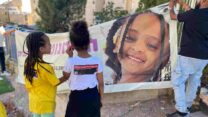 שלט מחאה בקריאה לאיתור הילדה היימנוט קסאו (צילום: יהל פרג')