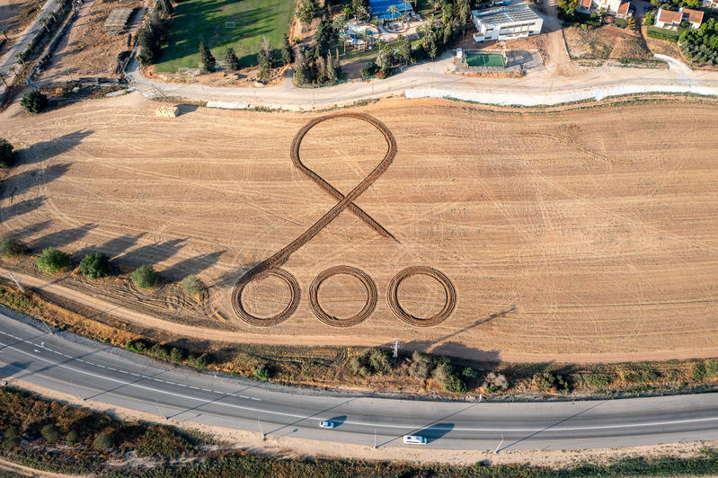 שדה חרוש מחוץ לקיבוץ רוחמה עם סמל החטופים (צילום: אדי ישראל, פלאש90) שדה חרוש מחוץ לקיבוץ רוחמה עם סמל החטופים (צילום: אדי ישראל, פלאש90)