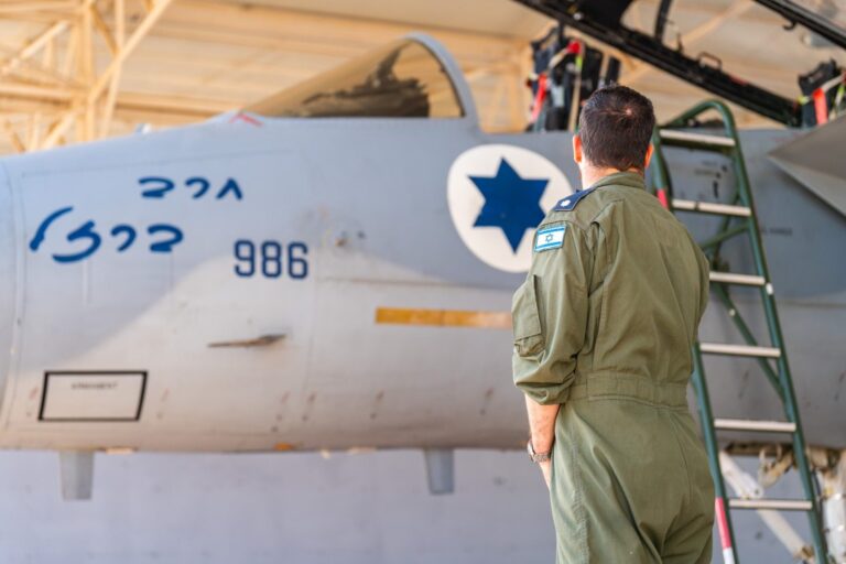 נווט קרב שהשתתף בפתיחת מבצע 'עם כלביא'. ותר מ-50 אלף תביעות כתוצאה מ-12 ימי המבצע (צילום: דובר צה"ל)