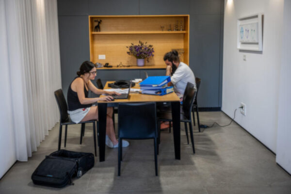 עובדים מהבית (צילום: נתי שוחט, פלאש90)