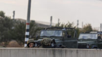 כוחות הביטחון במושב יכיני ב-7 באוקטובר (צילום: Ilia Yefimovich/dpa via Reuters Connect)