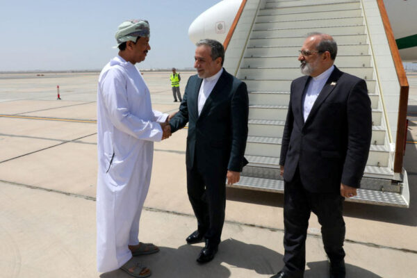 שר החוץ האיראני עבאס עראקצ'י (מימין) עם מקבילו העומאני בדר אל-בוסעידי (צילום: West Asia News Agency/Handout via REUTERS/File Photo)