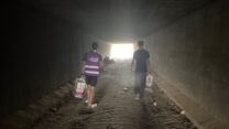 פעילי עומדים ביחד מביאים ציוד אל הגשרים שמשמשים מרחבים מוגנים לתושבי הכפרים הבדואיים הלא-מוכרים בנגב (צילום: רביע אל-אעסם)