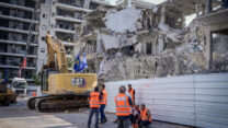 פגיעת הטיל ברמת גן (צילום: אבשלום ששוני, פלאש90)
