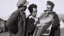 קוראים דבר בקיבוץ הזורע (זולטן קלוגר / ארכיון המדינה)