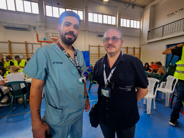 ד"ר ויאצ'יסלב פולנסקי (מימין) והאח חמאד מורד (צילום: דפנה איזברוך)
