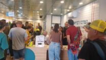 מוקד המפונים במרכז הקהילתי של שכונת נווה זאב בבאר שבע (צילום: ניצן צבי כהן)