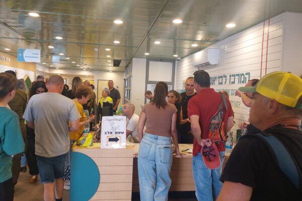מוקד המפונים במרכז הקהילתי של שכונת נווה זאב בבאר שבע (צילום: ניצן צבי כהן)