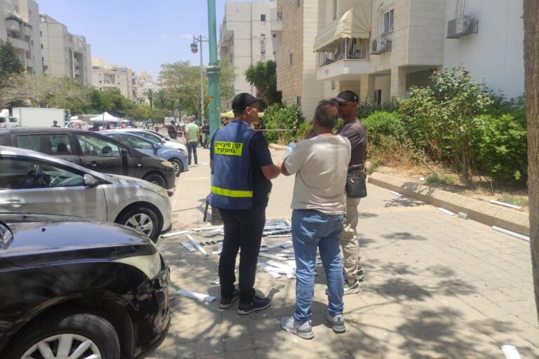 "רבים הגיעו מהבניינים מסביב, שהנזק שנגרם להם קל יותר" (צילום: ניצן צבי כהן)