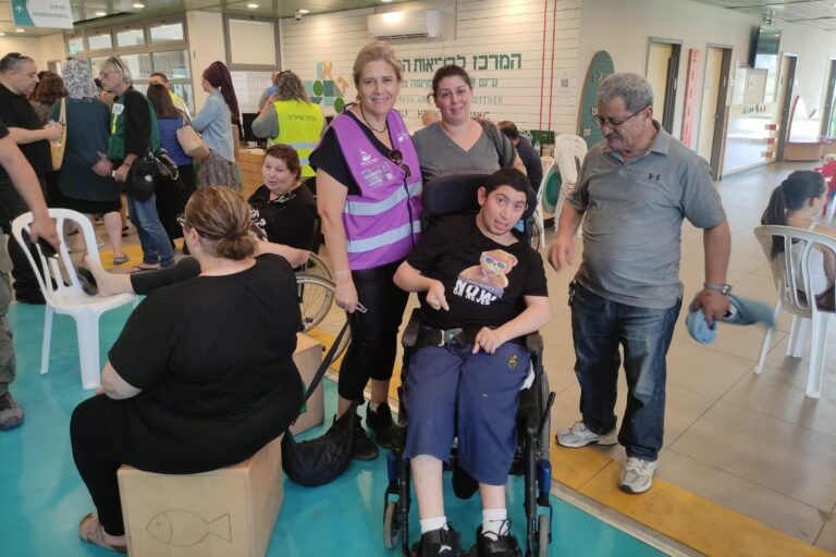 רימון (משמאל למעלה) עם מפונים שנעזרו בצוות (צילום: ניצן צבי כהן)