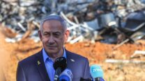 ראש הממשלה בנימין נתניהו, בזירה בה פגע טיל איראני ברחובות (צילום: איתי רון/ POOL, פלאש90)