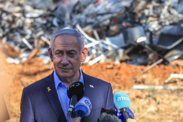 ראש הממשלה בנימין נתניהו, בזירה בה פגע טיל איראני ברחובות (צילום: איתי רון/ POOL, פלאש90)