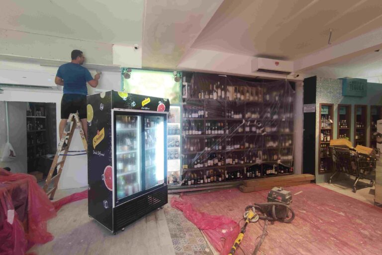 שיפוצים בחנות 'אליאסי משקאות' (צילום: ניצן צבי כהן)