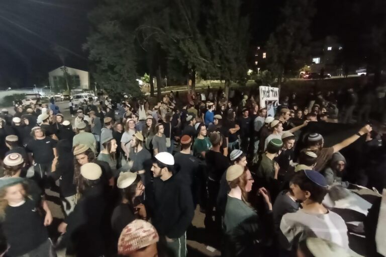 מפגינים מול בסיס חטמ"ר בנימין במחאה על ירי בנער שבוצע לטענתם על ידי מג"ד בצה"ל (צילום: יח"צ)