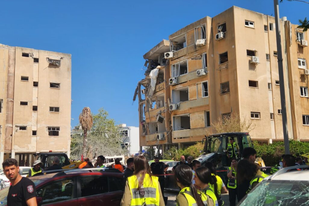 נזקים מפגיעת טיל בחולון (צילום: דפנה איזברוך) נזקים מפגיעת טיל בחולון (צילום: דפנה איזברוך)