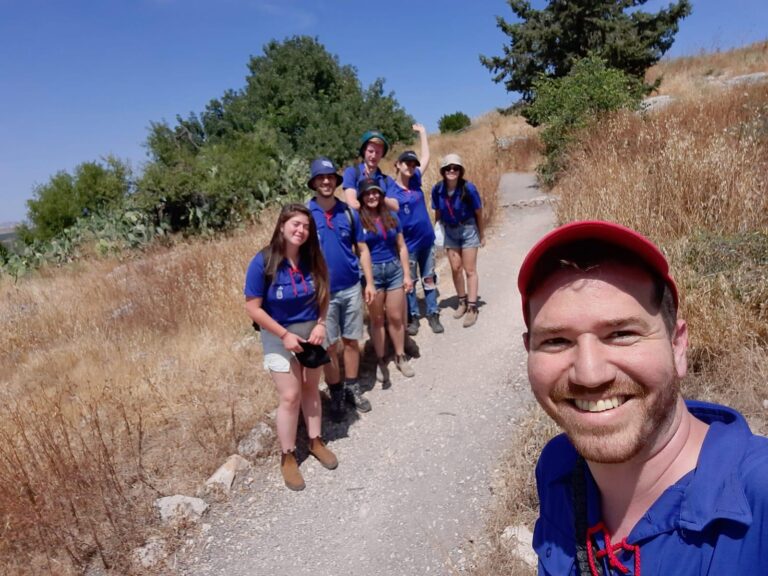 נבו דרורי (מימין), נועה שפירא, אבישג מוריוסף, תום רוטשטיין ז"ל, ירדן אמיתי, אור פישר ונעמה לכיש. דרורי בפוסט הפרידה: "מהסיפורים ששמעתי בימים האחרונים התבגרת יפה ואני מצטער שכבר לא אפגוש במי שיכולת להיות" (צילום: אלבום פרטי)