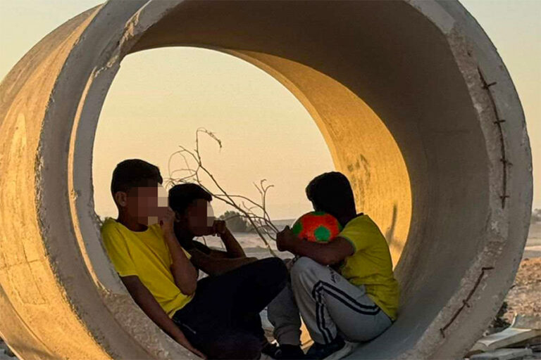 أنبوبة من الباطون التي يتم استخدامها كوسيلة حماية وتحصين لسكان القرى البدوية غير المعترف بها في النقب (تصوير : ربيع الأعسم)