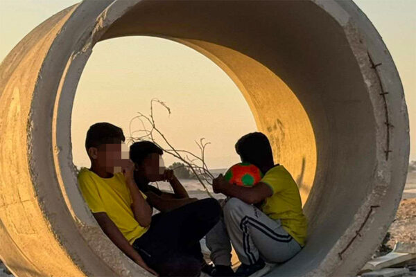 צינור בטון שמשמש כמיגונית לתושבי הכפרים הבדואים הלא-מוכרים בנגב (צילום: רביע אל-אעסם)