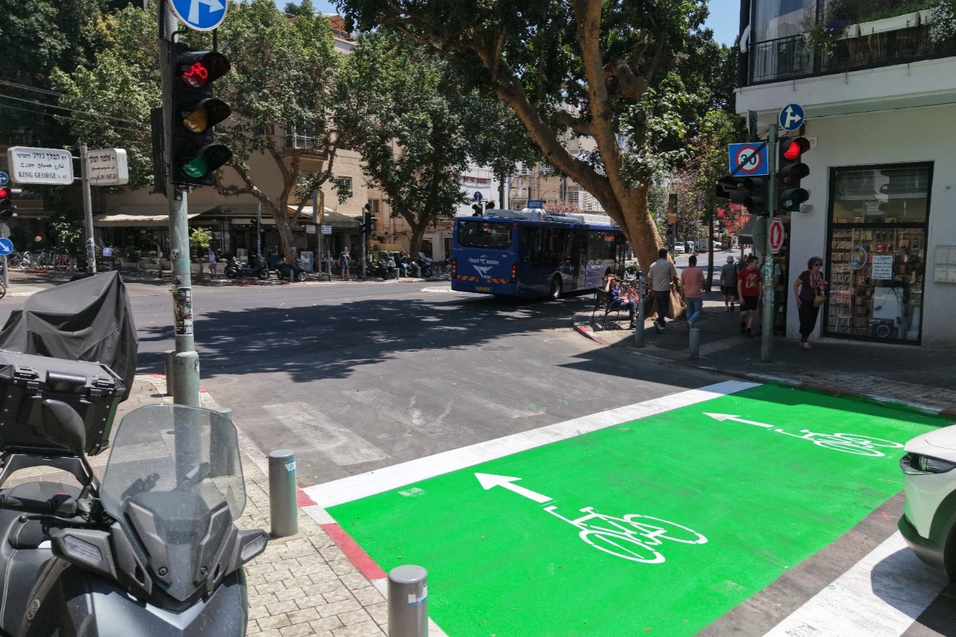 תא אופן. מומחה התחבורה דניאל באייב: "גם במקומות שיש בהם שביל אופניים, לא תמיד אפשר לפנות בבטחה" (צילום: לביא תצלומי אויר בע"מ)