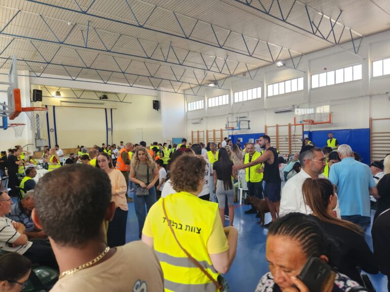 מרכז מפונים מהזירה בחולון. "אומרים שילינו אותנו בירושלים, אבל אנחנו חוששים לעלות עכשיו על ההסעה ולפספס אם הכוחות שיאפשרו סיור קצר בבתים להעריך את המצב" (צילום: דפנה איזברוך)