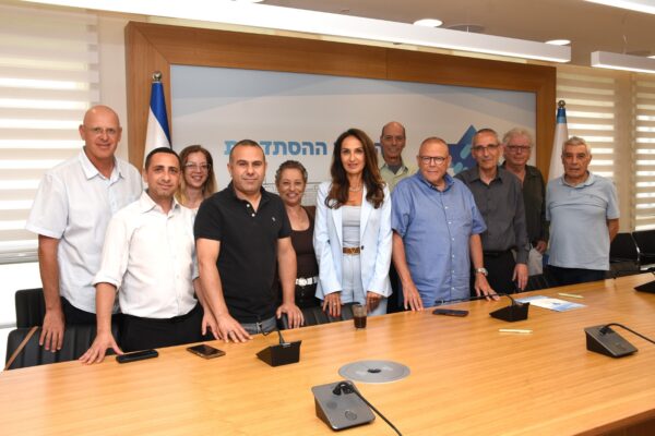 מעמד החתימה על האמנה (צילום: יסמין גיל, דוברות ההסתדרות)
