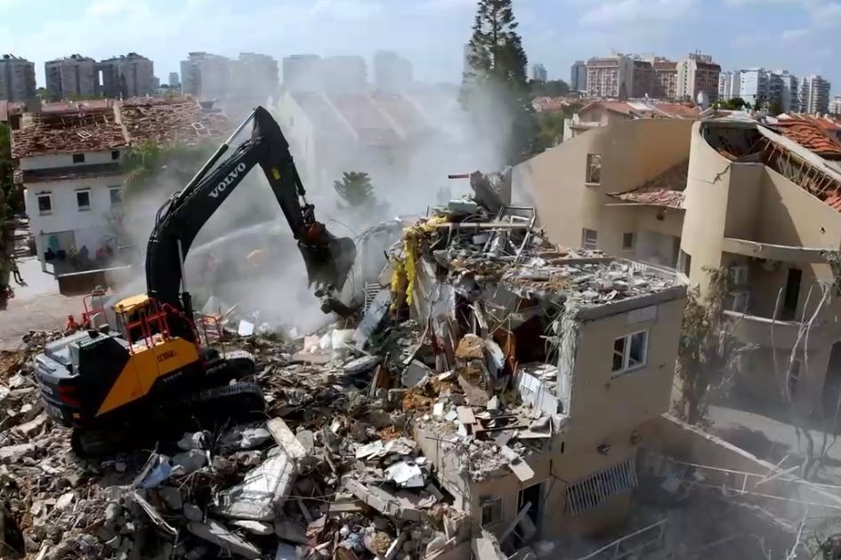 הריסת הבתים שנפגעו בראשון לציון (תמונה: עיריית ראשון לציון)
