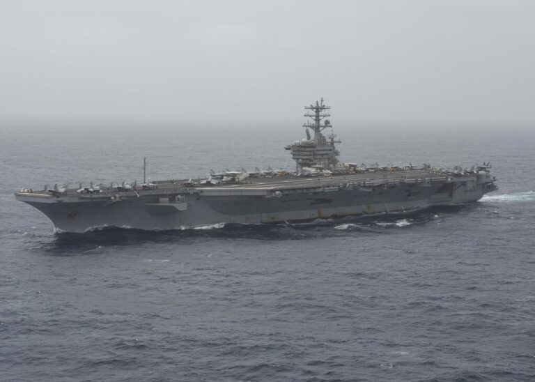 נושאת המטוסים האמריקאית USS Nimitz שעושה כעת את דרכה לכיוון המפרץ הפרסי (צילום ארכיון: AP Photo / Mass Communication Specialist 3rd Class Elliot Schaudt)