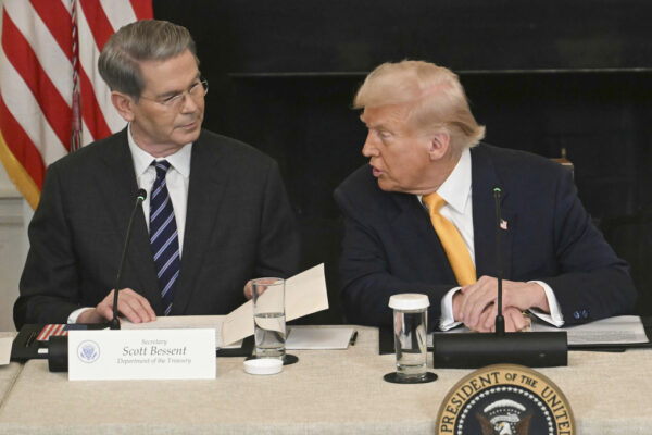 נשיא ארה"ב דונלד טראמפ ושר האוצר שלו סקוט בסנט (צילום: AP Photo)