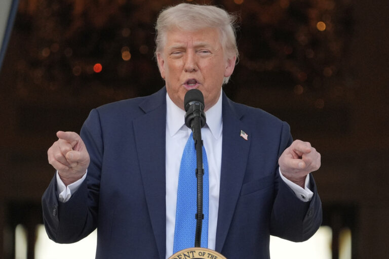 דונלד טראמפ בבית הלבן. סעיף בחקיקה אפשר לעסקים להפחית השקעות מהרווחים שלהם באופן מיידי, ולא בפריסה לאורך שנים (צילום: AP Photo/Alex Brandon)