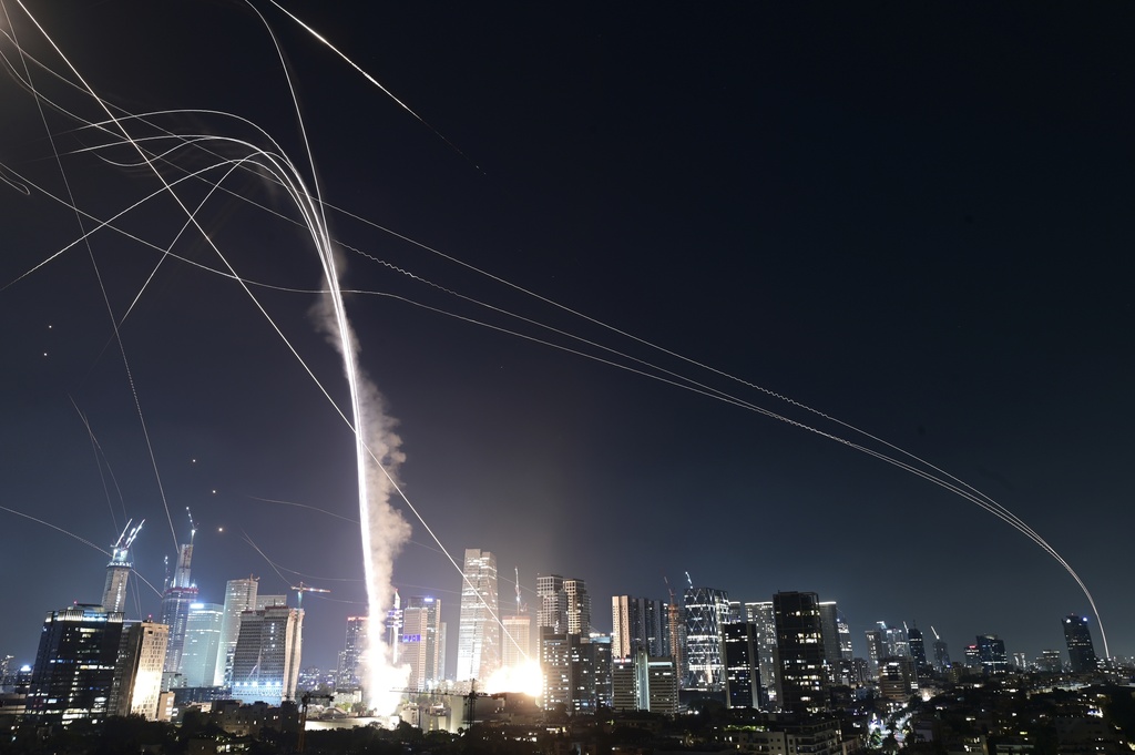 יירוט טילים ששוגרו מאיראן בגוש דן (צילום: AP Photo/Tomer Neuberg)