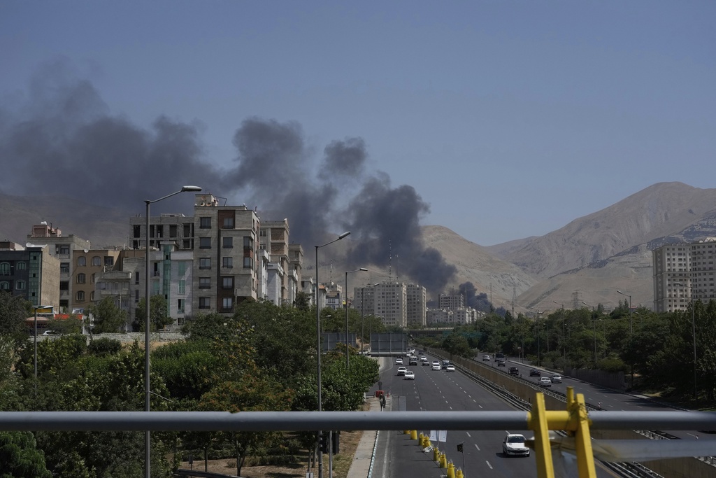 עשן בטהרן לאחר תקיפת חיל האוויר (צילום: AP Photo/Vahid Salemi)