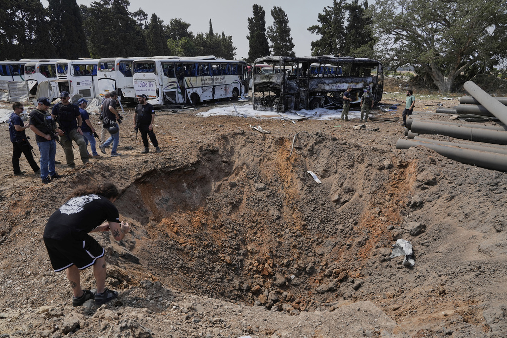 כוחות הביטחון באתר נפילה במרכז ישראל (צילום: AP Photo/Baz Ratner) כוחות הביטחון באתר נפילה במרכז ישראל (צילום: AP Photo/Baz Ratner)
