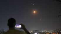 תושב סוריה מצלם בטלפון הנייד טיל איראני בשמי דמשק בדרכו לישראל (צילום: AP Photo/Ghaith Alsayed)
