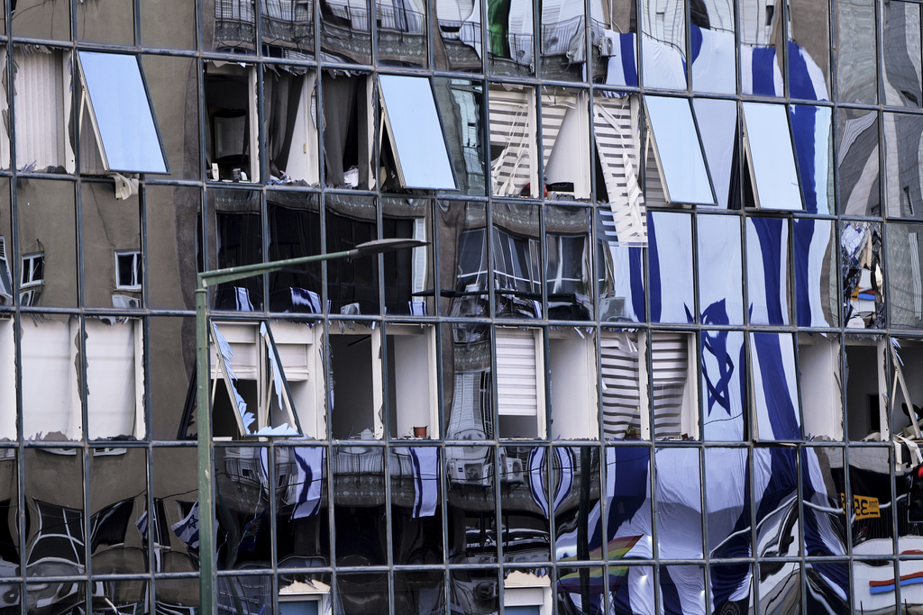 נזק מפגיעת טיל איראני בבניין ברמת גן (צילום: AP Photo/Ohad Zwigenberg) נזק מפגיעת טיל איראני בבניין ברמת גן (צילום: AP Photo/Ohad Zwigenberg)