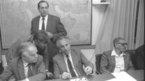 מזכ"ל ההסתדרות ישראל קיסר (מימין), רה"מ שמעון פרס, סגן רה"מ יצחק שמיר ושר האוצר יצחק מודעי (עומד מאחור) בפגישה על "עסקת החבילה" במשק, במשרד ראש הממשלה בירושלים, ינואר 1985 (צילום: לשכת העיתונות הממשלתית)