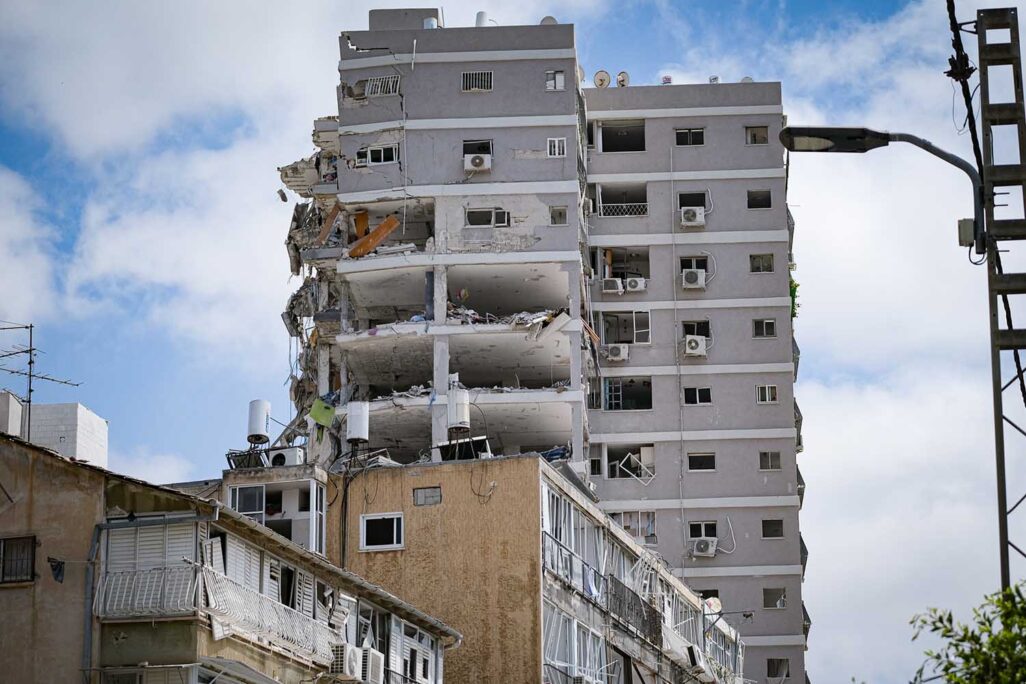 נזק מפגיעת טיל איראני בבת ים (צילום: דוד טברסקי)