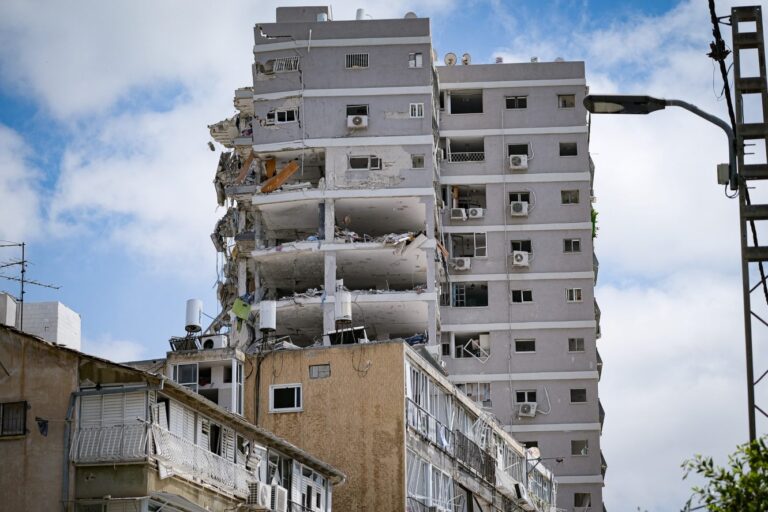 הבניין שנפגע (צילום: דוד טברסקי)